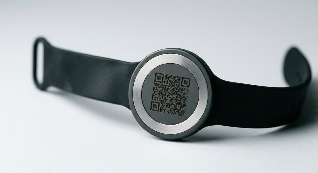 QR Emergency Band — 3/4 perspective